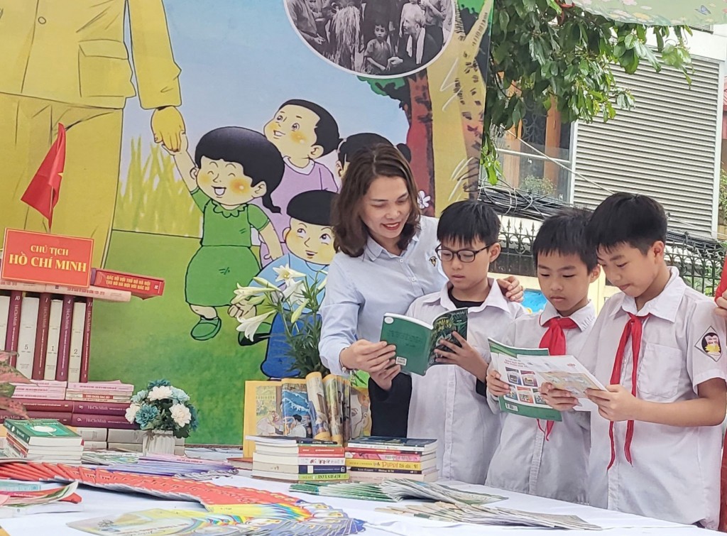 Cô Phương Thị Thìn - Hiệu trưởng trường Tiểu học Văn Yên