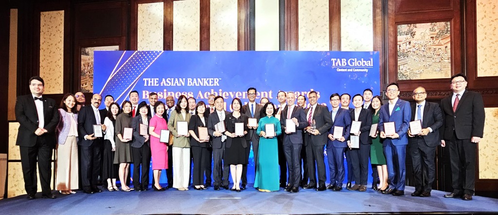 Đại diện BIDV cùng các đơn vị đạt giải thưởng từ Tạp chí The Asian Banker