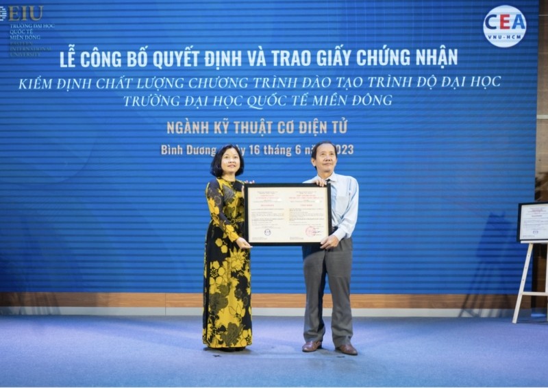 PGS.TS Lê Ngọc Quỳnh Lam - Giám đốc Trung tâm Kiểm định chất lượng giáo dục ĐHQG-TPHCM trao giấy chứng nhận kiểm định chất lượng cho các chương trình đào tạo tại EIU​