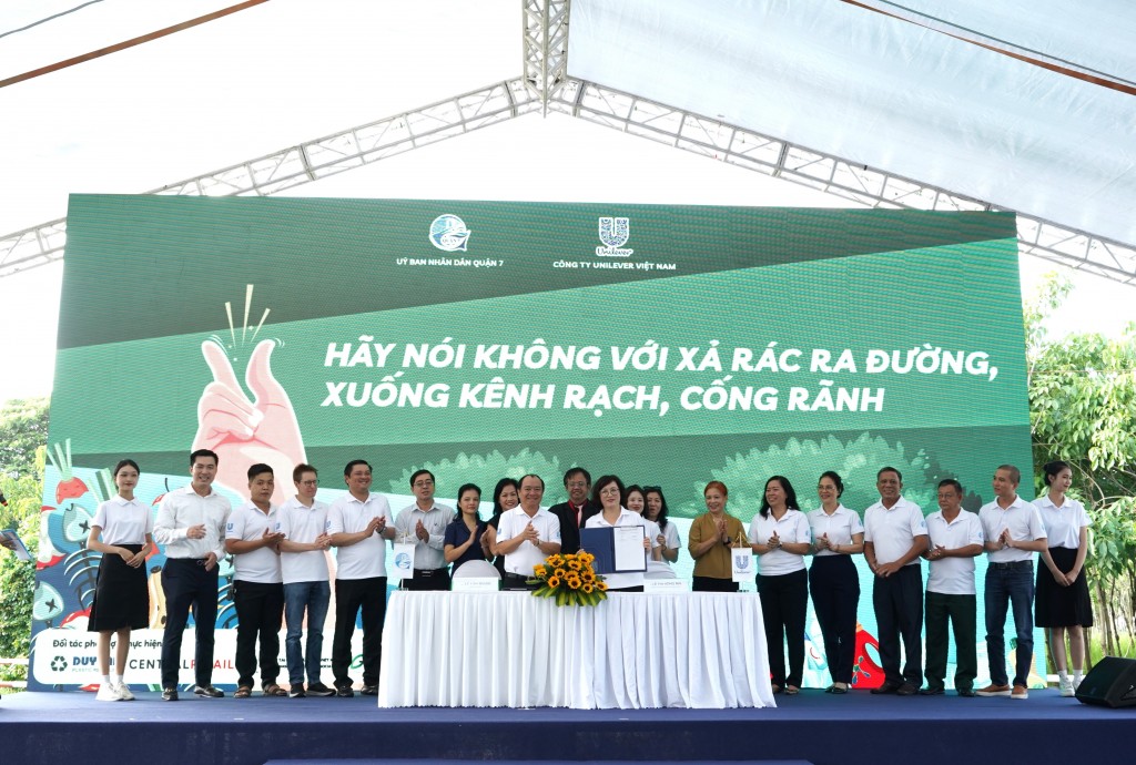 Đại diện Unilever Việt Nam và UBND Quận 7 ký kết bản ghi nhớ chương trình hợp tác “Phân loại, thu gom và tái chế rác thải nhựa theo mô hình Kinh tế Tuần hoàn”