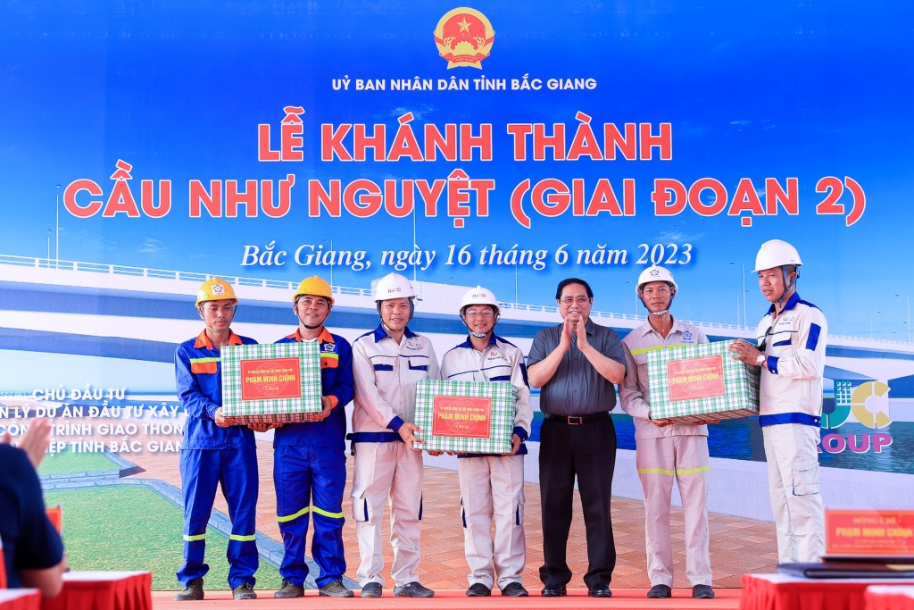 Thủ tướng Phạm Minh Chính tặng quà các đơn vị thi công dự án - Ảnh: VGP/Nhật Bắc