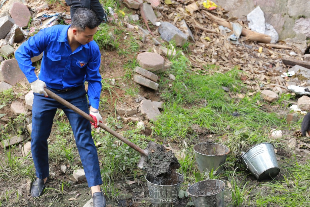 Đoàn viên, thanh niên ra quân làm sạch tuyến phân lũ sông Lừ - Sét