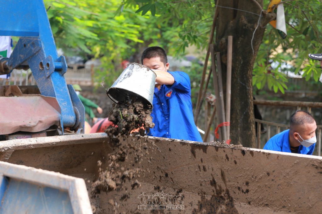 Đoàn viên, thanh niên ra quân làm sạch tuyến phân lũ sông Lừ - Sét