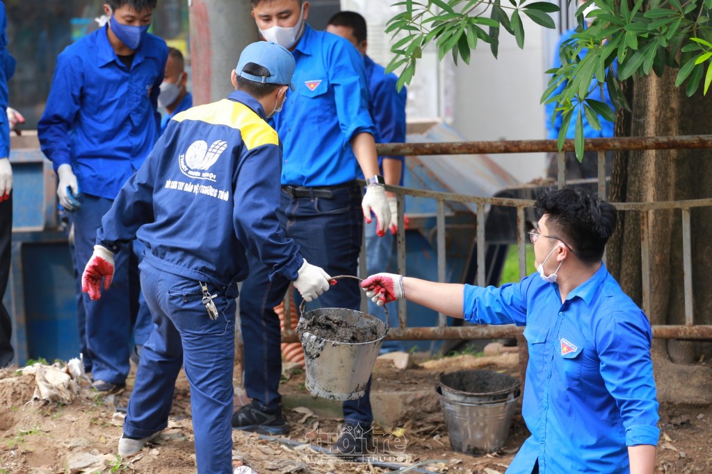 Đoàn viên, thanh niên ra quân làm sạch tuyến phân lũ sông Lừ - Sét