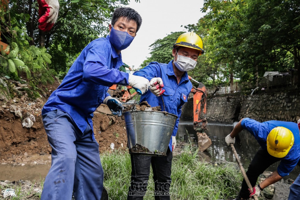 Đoàn viên, thanh niên ra quân làm sạch tuyến phân lũ sông Lừ - Sét