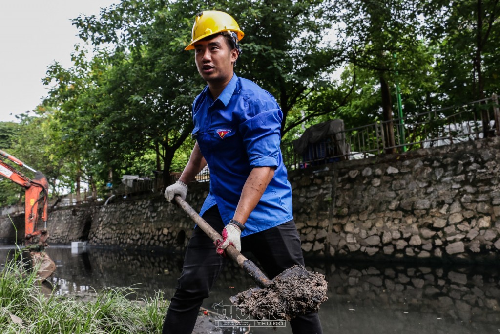 Đoàn viên, thanh niên ra quân làm sạch tuyến phân lũ sông Lừ - Sét