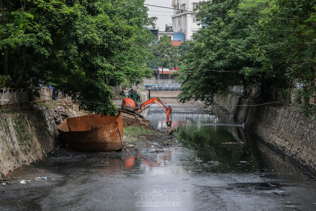 Đoàn viên, thanh niên ra quân làm sạch tuyến phân lũ sông Lừ - Sét