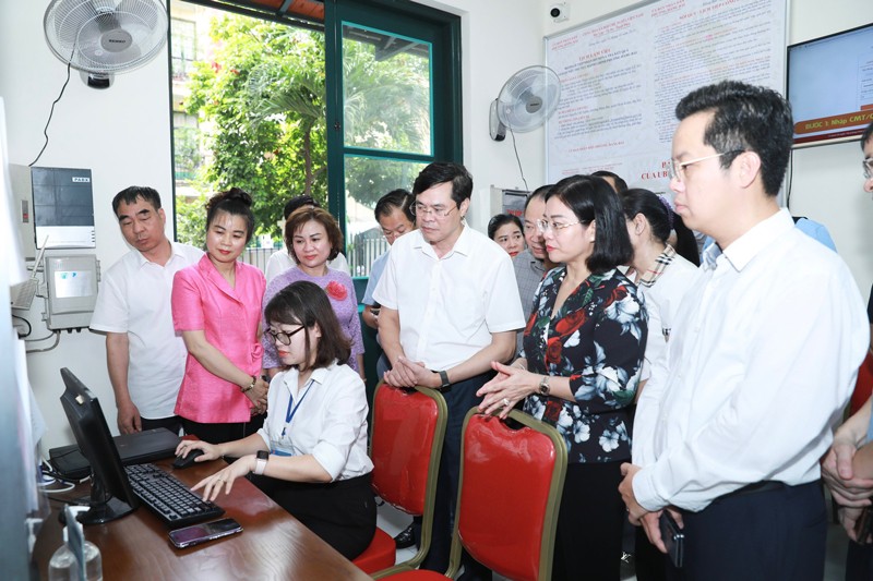 Phó Bí thư Thường trực Thành ủy Hà Nội Nguyễn Thị Tuyến cùng các học viên khảo sát tại bộ phận “một cửa” UBND phường Hàng Bài.