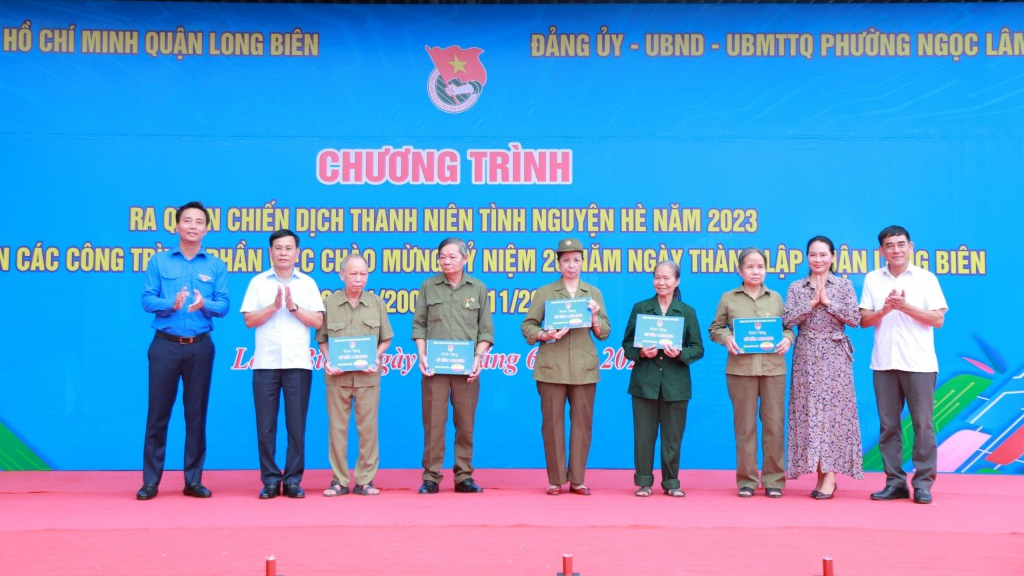 Cựu thanh niên xung phong hoàn cảnh khó khăn được trao tặng sổ tiết kiệm 