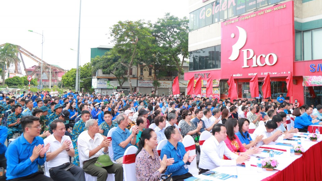 Các vị đại biểu cùng đâng đảo đoàn viên, thanh niên tham gia chương trình 