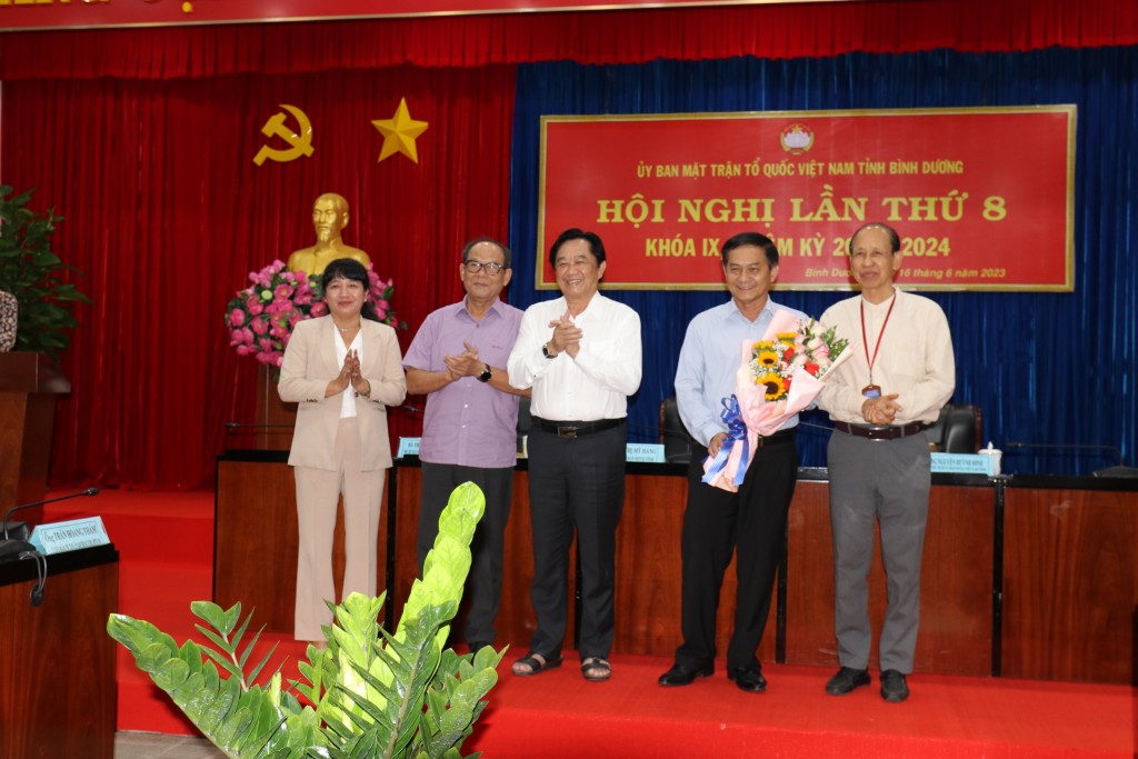 Ông Nguyễn Hoàng Thao - Phó Bí thư Thường trực Tỉnh ủy cùng các Ủy viên Đoàn Chủ tịch Ủy ban Trung ương MTTQ Việt Nam tặng hoa tri ân cho ông Nguyễn Văn Lộc​