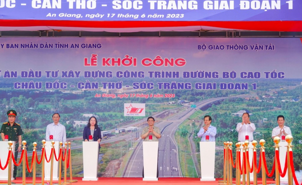 Thủ tướng Phạm Minh Chính cùng Phó Chủ tịch nước Võ Thị Ánh Xuân và các đại biểu bấm nút phát lệnh khởi công dự án đầu tư xây dựng công trình đường bộ cao tốc Châu Đốc - Cần Thơ - Sóc Trăng giai đoạn 1