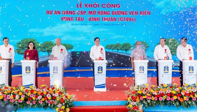 Lãnh đạo tỉnh Bà Rịa - Vũng Tàu cùng các nguyên lãnh đạo tỉnh qua các thời kỳ bấm nút khởi công dự án đường ven biển ĐT 994