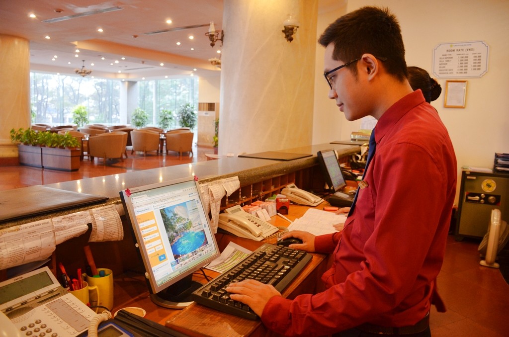 Nhân viên Khách sạn Sài Gòn Hạ Long cập nhật khách đặt phòng qua các website đặt phòng trực tuyến (OTA). Ảnh: Nguyễn Hoa