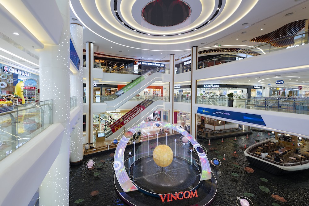 Vincom Mega Mall Smart City tiên phong mang đến màn trình diễn nhạc nước nghệ thuật tại thác nước cầu vồng công nghệ trong nhà đầu tiên tại Việt Nam
