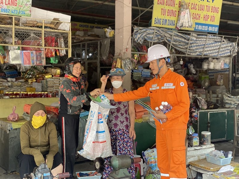 Nhân viên Điện lực Hà Tĩnh tuyên truyền tiết kiệm điện tại các khu chợ, trung tâm, khu dân cư đông người