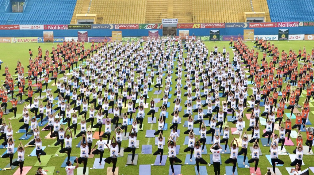 hơn 1000 huấn luyện viên, hội viên đến từ 39 Câu lạc bộ, cơ sở kinh doanh môn Yoga trên địa bàn tỉnh Bình Dương và khu vực lân cận.