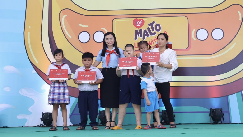 Bí thư Trung ương Đoàn, Chủ tịch Hội đồng Đội Trung ương Nguyễn Phạm Duy Trang trao tiền bảo trợ đến thiếu nhi mồ côi vì dịch COVID-19
