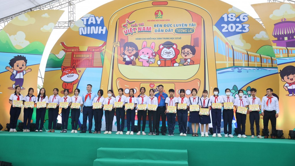 Ban tổ chức trao tặng quà đến các em học sinh 