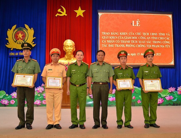 Ban Giám đốc Công an tỉnh Cà Mau trao bằng khen, giấy khen cho các nhân xuất sắc.