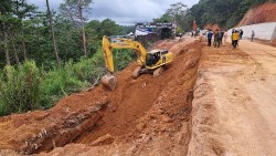 Lâm Đồng: Sập taluy mở rộng đèo Prenn, 2 người tử vong