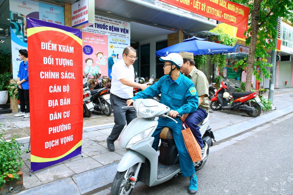 Lãnh đạo phường Dịch Vọng có mặt từ sớm tại điểm thăm khám để đón tiếp các bác là đối tượng được thăm khám đợt này