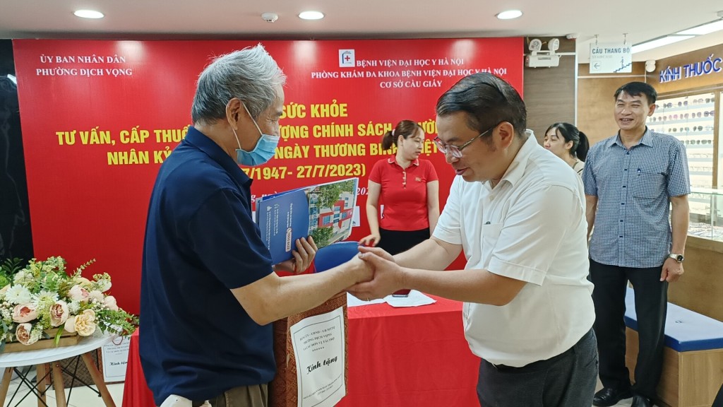 Ngoài việc khám, tư vấn, cấp thuốc miễn phí, các bác còn được nhận những món quà là vật dụng cần thiết trong sinh hoạt