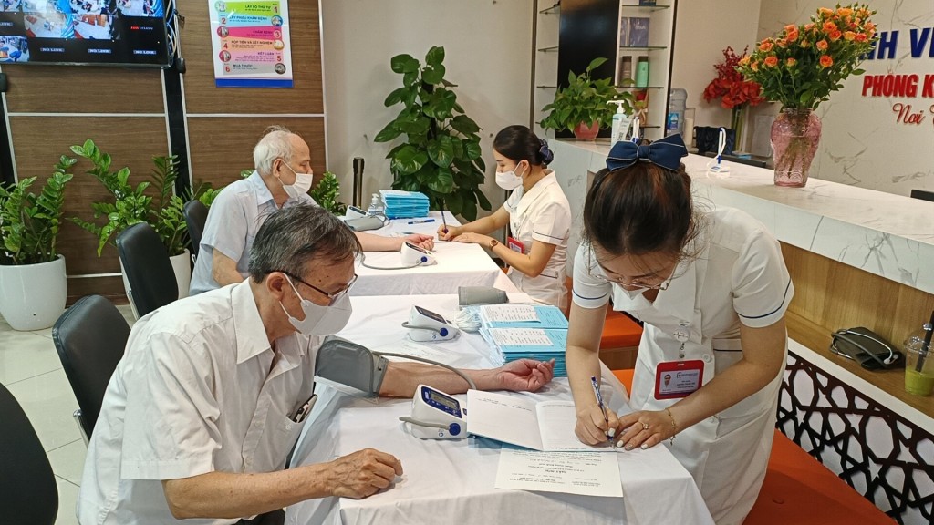 Các bác được đo huyết áp để chuẩn bị cho các bước thăm khám tiếp theo