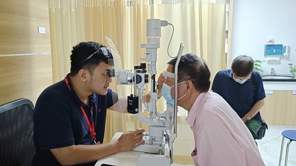 Bác sĩ Bệnh viện Đại học Y Hà Nội khám mắt cho người có công