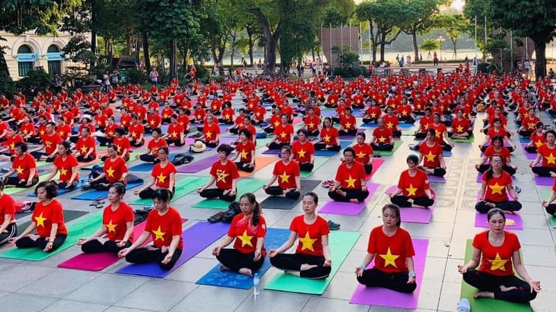Hơn 1.000 người hưởng ứng Ngày Quốc tế Yoga lần thứ 9 tại Hà Nội
