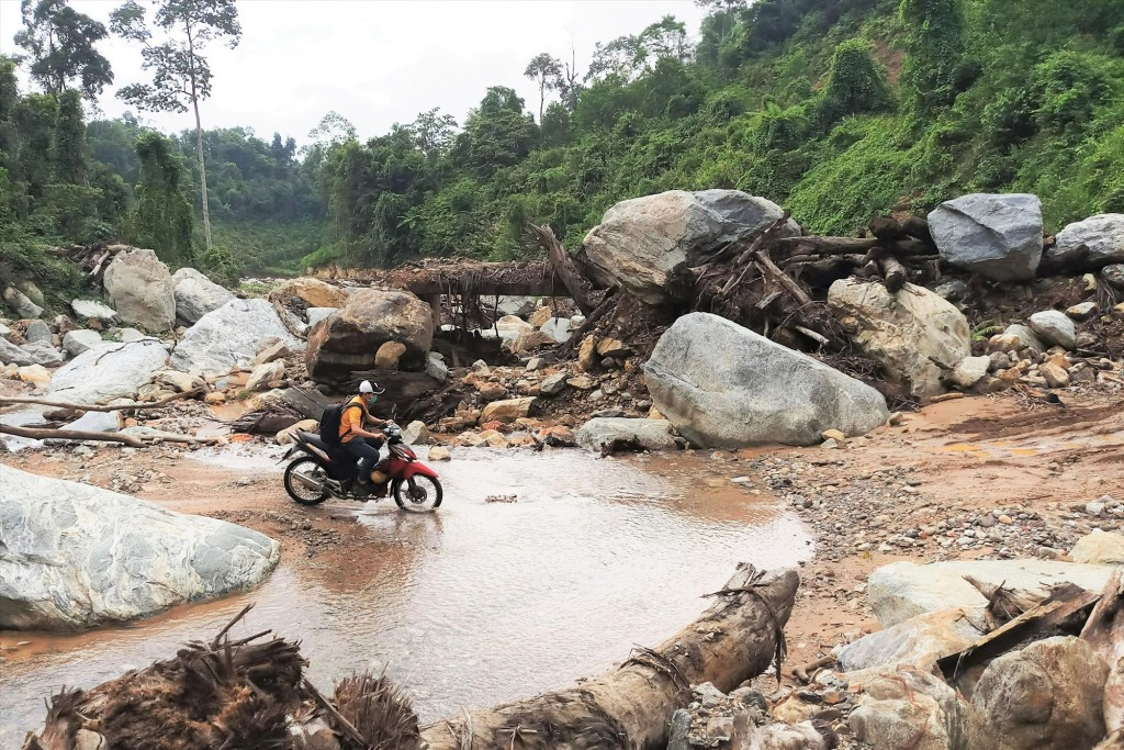 Giáp mặt “vàng tặc” nơi thượng nguồn suối Viên