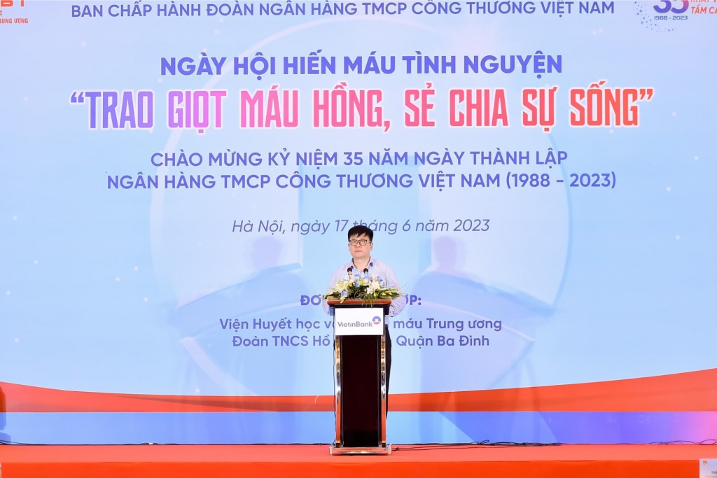 Đ/c Trần Kiên Cường – Phó Bí thư Thường trực Đảng ủy VietinBank  phát biểu tại Ngày hội hiến máu tình nguyện