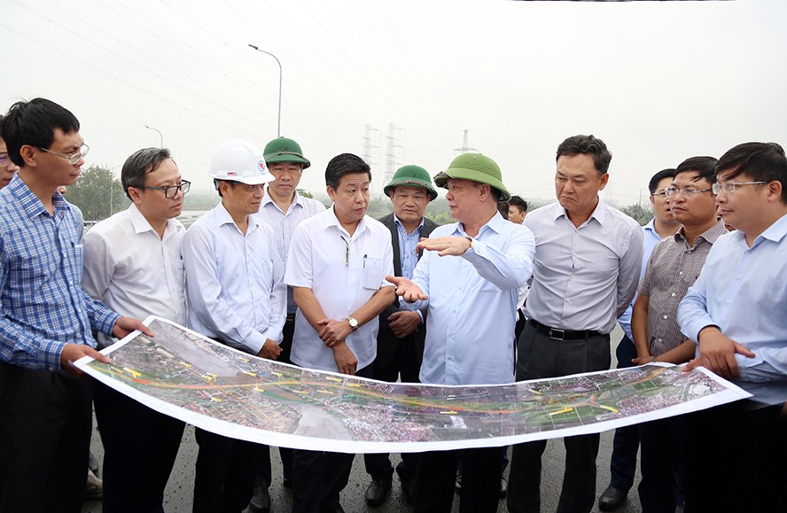 Bí thư Thành ủy Đinh Tiến Dũng và các đồng chí lãnh đạo thành phố Hà Nội trao đổi về tình hình triển khai Dự án xây dựng đường Vành đai 4 - Vùng Thủ đô trên địa bàn huyện Thường Tín.