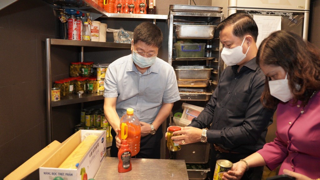 Chi Cục trưởng Chi cục An toàn vệ sinh thực phẩm Hà Nội Đặng Thanh Phong kiểm tra công tác ATTP tại bếp ăn tập thể trường học