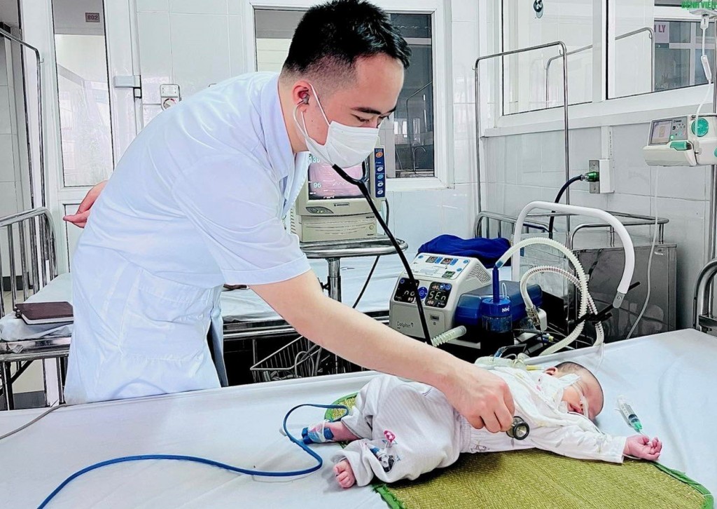 Cán bộ y tế cơ sở thực hiện công tác khám chữa bệnh cho trẻ sơ sinh