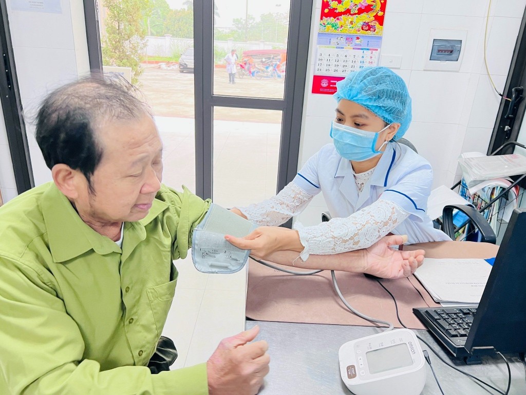 Bác sĩ khám cho bệnh nhân tại Trạm y tế xã Võng La, huyện Đông Anh