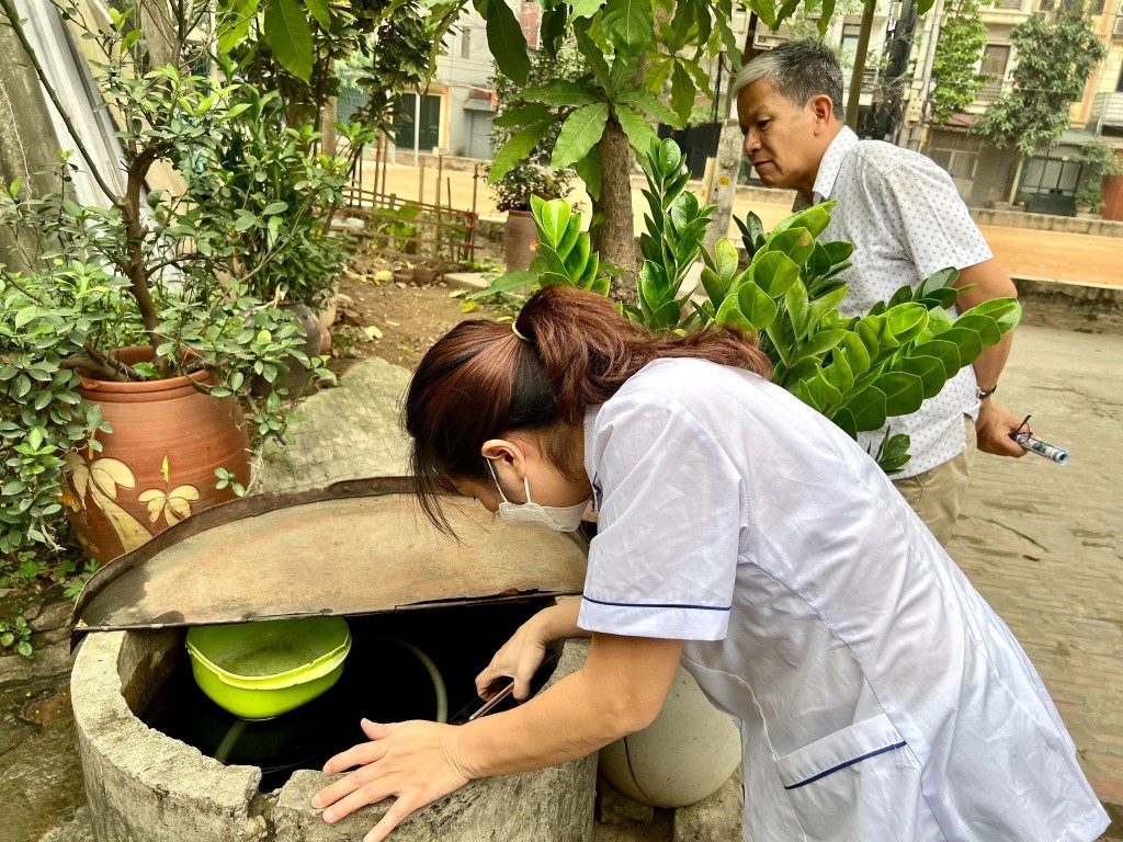 Cán bộ trạm y tế cơ sở hướng dẫn người dân phòng chống sốt xuất huyết tại quận Hai Bà Trưng