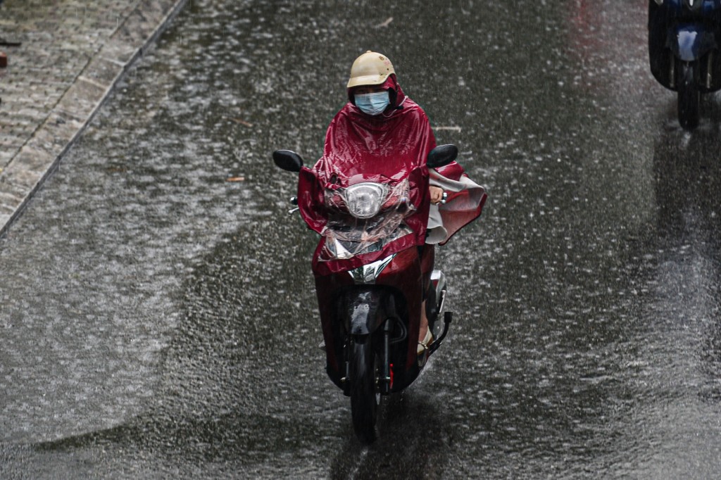 Hà Nội ngày nắng nóng, chiều tối và đêm có mưa rào và dông rải rác