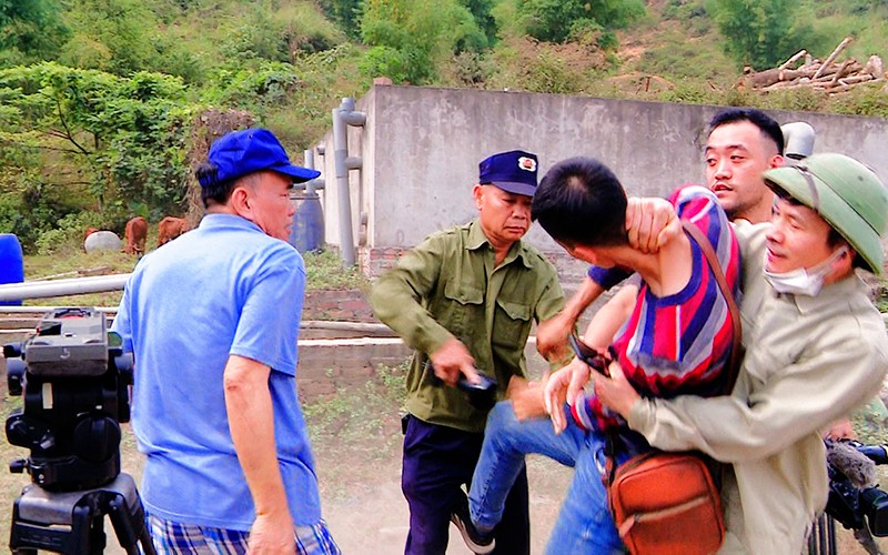 Các đối tượng bẻ tay, vít cổ và giật máy ảnh của phóng viên báo Dân Việt khi tác nghiệp tại tại xã Tú Lý, huyện Đà Bắc, tỉnh Hòa Bình