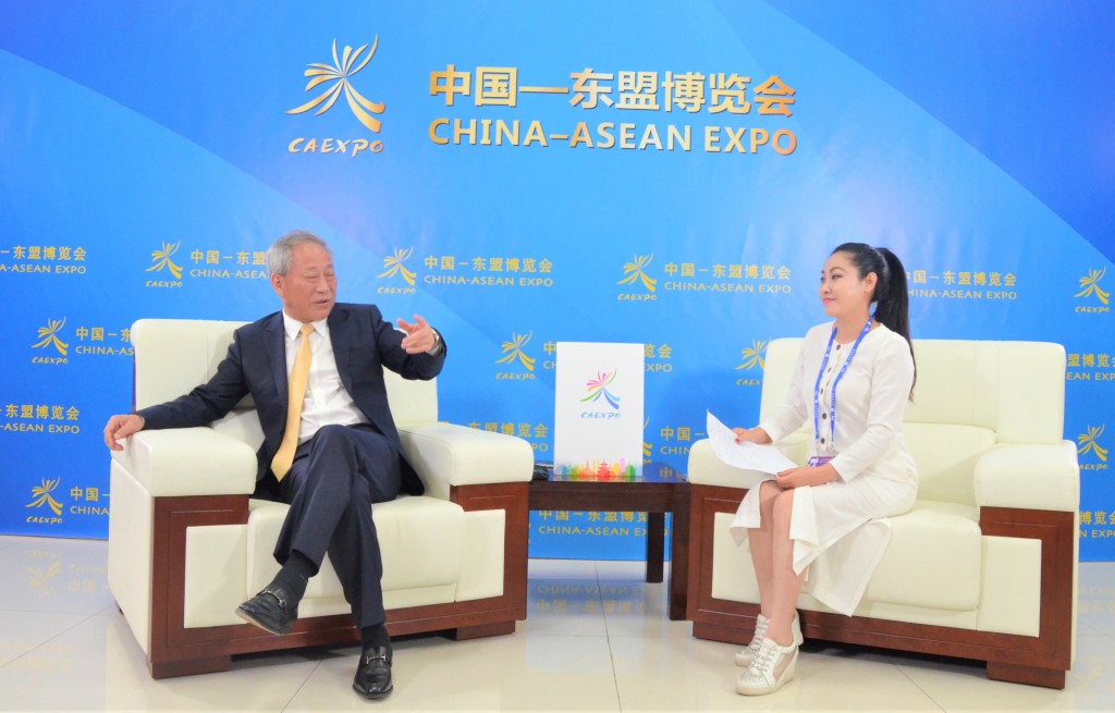 Nhà báo, nhà thơ Hạ Ly phỏng vấn tỷ phú ngành xây dựng tại Hội nghị Thượng đỉnh thương mại - đầu tư Trung Quốc - ASEAN