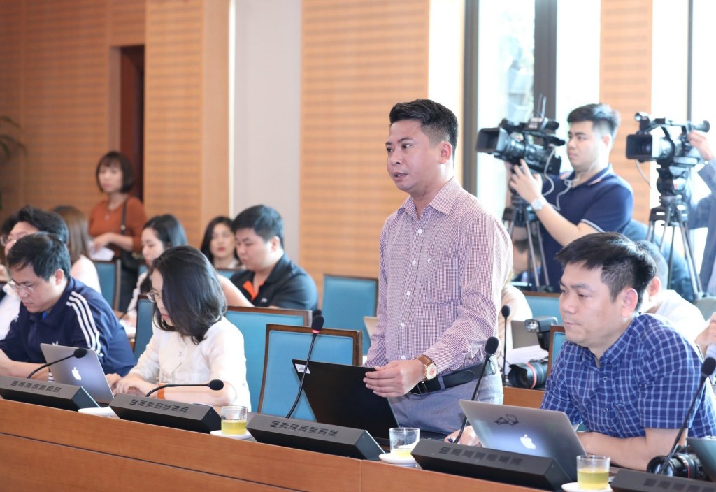 Nhà báo Nguyễn Thắng, phóng viên Thông tấn xã Việt Nam trong buổi họp báo của UBND TP Hà Nội