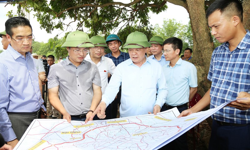 Bí thư Thành ủy Hà Nội Đinh Tiến Dũng khảo sát vị trí khởi công Dự án đầu tư xây dựng đường Vành đai 4 - Vùng Thủ đô Hà Nội tại huyện Hoài Đức.