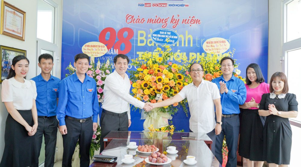 Tổng Biên tập Báo Tuổi trẻ Thủ đô Nguyễn Mạnh Hưng trân trọng cảm ơn tình cảm của Ban Bí thư Trung ương Đoàn dành cho Báo TTTĐ