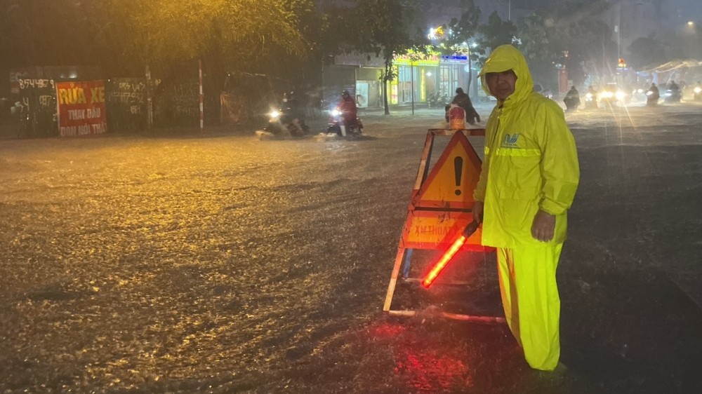 Những "cọc tiêu" hỗ trợ người dân trong cơn mưa lớn đầu mùa