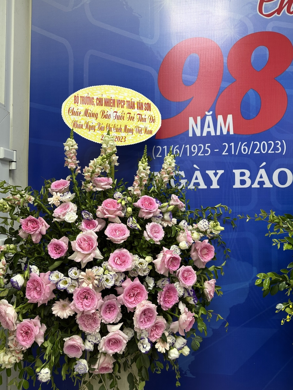Cũng nhân dịp này, Bộ trưởng, Chủ nhiệm Văn phòng Chính phủ Trần Văn Sơn gửi lẵng hoa và lời chúc tới cán bộ, biên tập viên, phóng viên, người lao động của Báo.