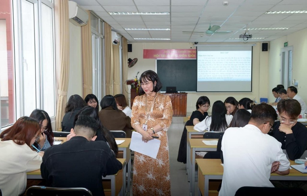 Một giờ học trên giảng đường của sinh viên Học viện Báo chí và Tuyên truyền