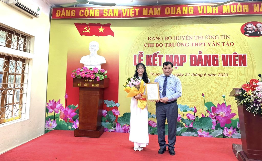 Huyện Thường Tín: Kết nạp 2 học sinh ưu tú vào