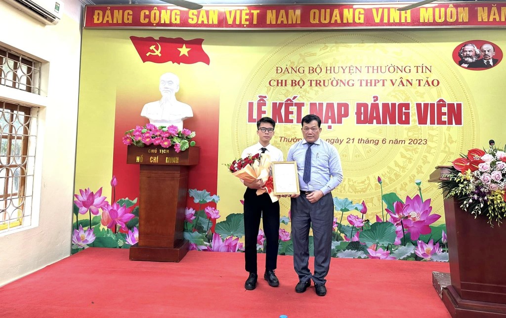 Huyện Thường Tín: Kết nạp 2 học sinh ưu tú vào