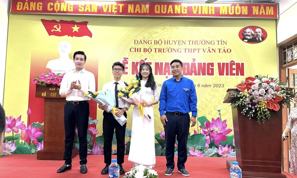 Huyện Thường Tín: Kết nạp 2 học sinh ưu tú vào