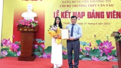 Hai học sinh ưu tú huyện Thường Tín được kết nạp Đảng